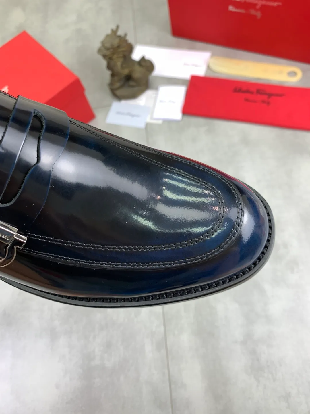 Men's Men's Shoes 💰P562💰[New Style] Water-dyed Niuli 🆘[Salvatore Ferragamo] Ferragamo's latest casual business leather shoes for men! Listed simultaneously! The fabric is made of specially imported original open-edge beaded calfskin, and the interior is made of imported water-dyed cowhide. It is absolutely luxurious and leads the fashion trend. Matching code: 38-44 (45 and 46 can be customized) Black, brown and burgundy colors available